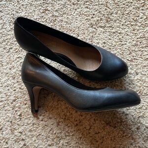 Clark’s black pumps size 8